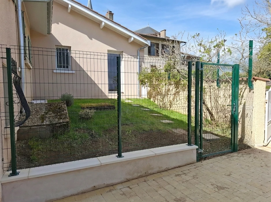 Jardin résidentiel clôturé avec portillon d'accès