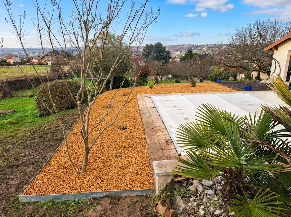 Jardin résidentiel en hiver avec piscine couverte d'une bâche de protection hivernage à volets rigides