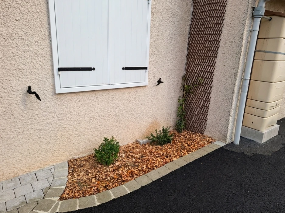 Aménagement paysager en façade de maison