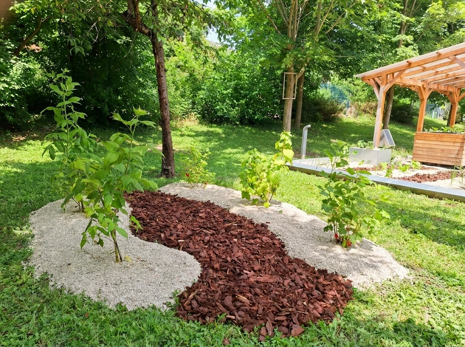 Terrasse carrelée en grès cérame clair bordée de haies taillées en thuya et cyprès