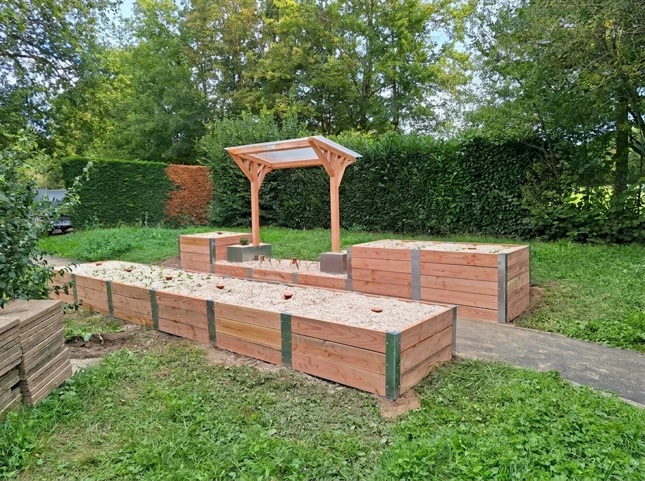 Clôture en bois horizontale récemment installée, séparant une allée goudronnée d'une propriété voisine