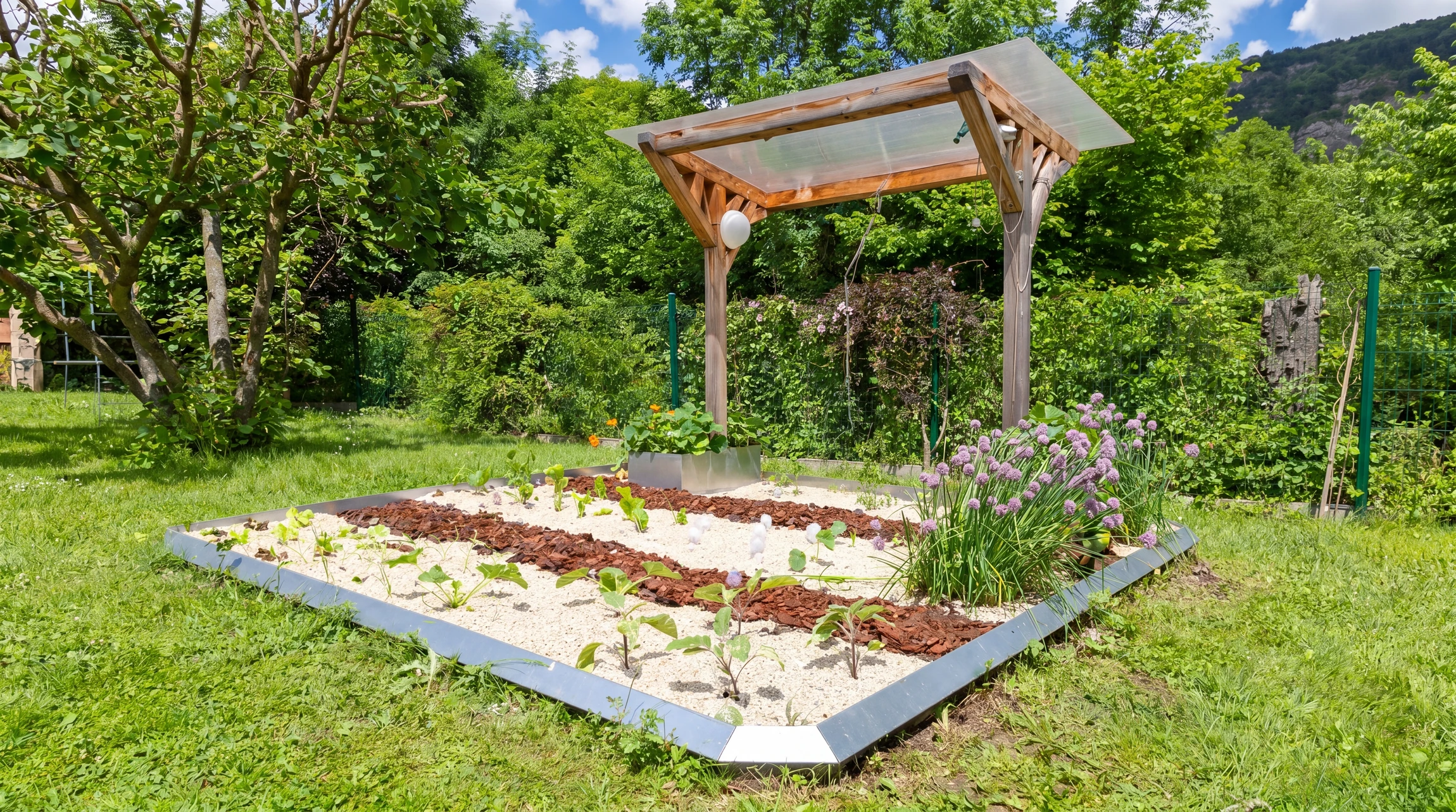 Jardin partagé urbain ensoleillé avec potager surélevé en acier galvanisé anthracite à parois ondulées, pergola en bois douglas, carrés potagers en béton préfabriqué, abri de jardin en métal, arrosoir, récupérateur d'eau