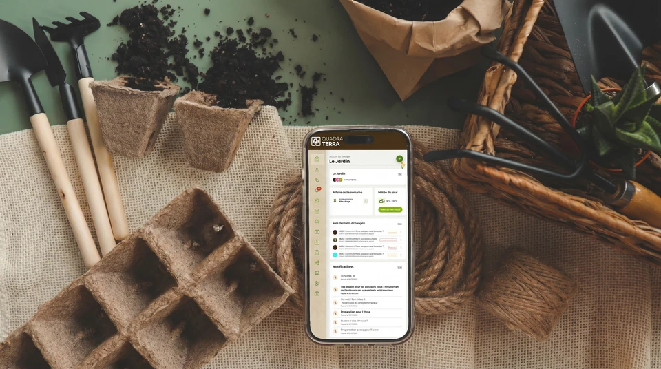 Photographie d'une main tenant un smartphone affichant clairement une interface d'application de suivi agricole avec calendrier de plantation et données de culture, prise en extérieur dans un environnement de potager avec plants visibles en arrière-plan, lumière naturelle, style professionnel et réaliste.
